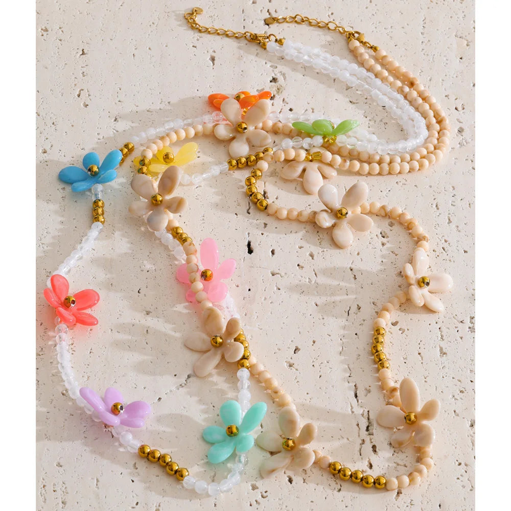 Pearl resin flower necklace in gold-plated stainless steel with pearl and resin.