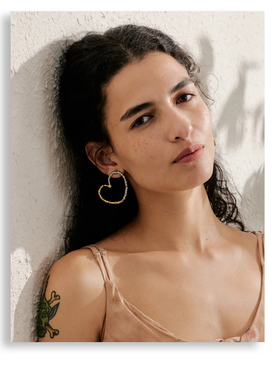 Heart minimalist earrings in gold-plated stainless steel.