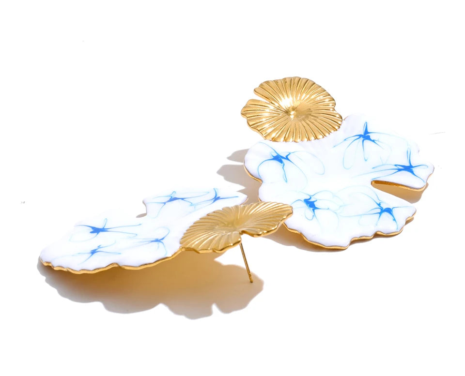 White enamel flower earrings in gold-plated stainless steel with enamel.