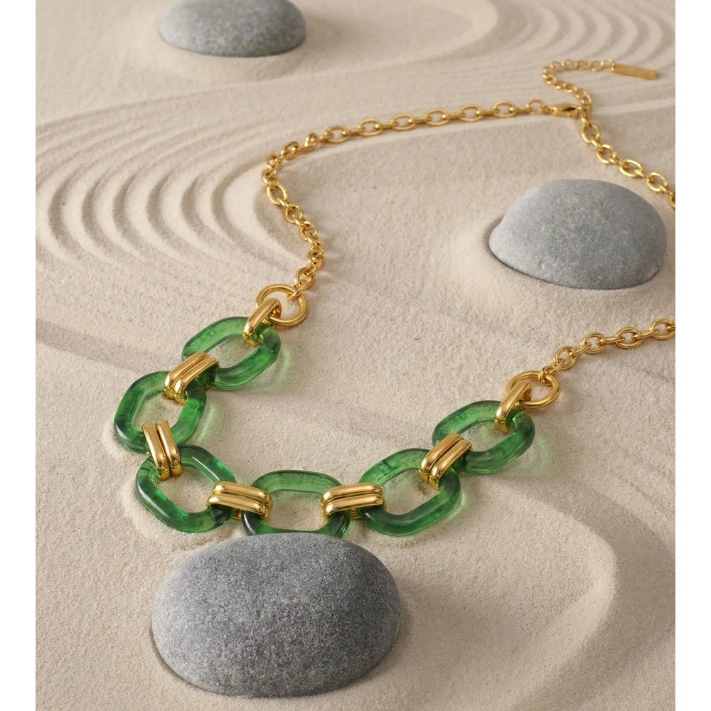 Resin geometric chain necklace in gold-plated stainless steel with resin.