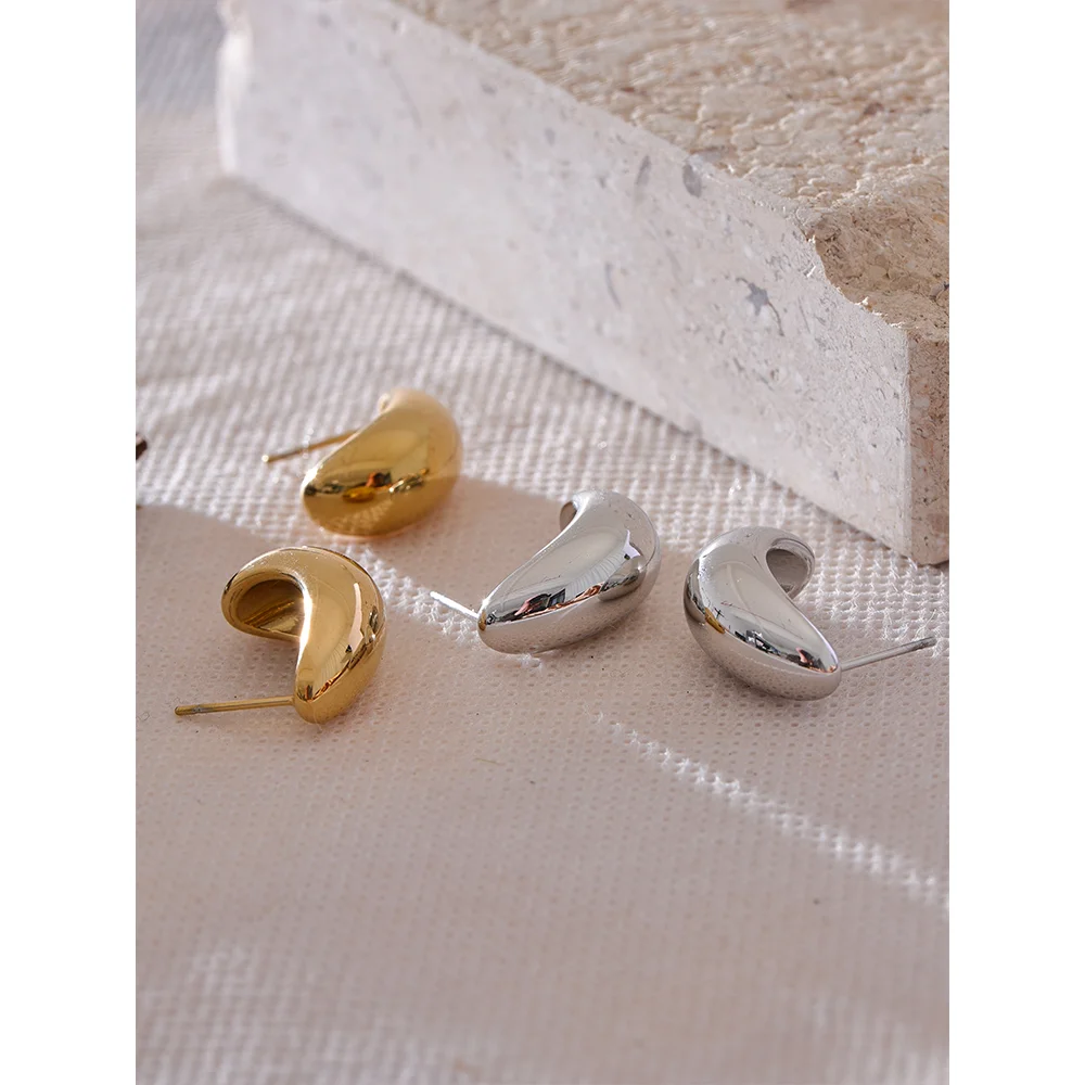 Geometric earrings in gold-plated stainless steel.