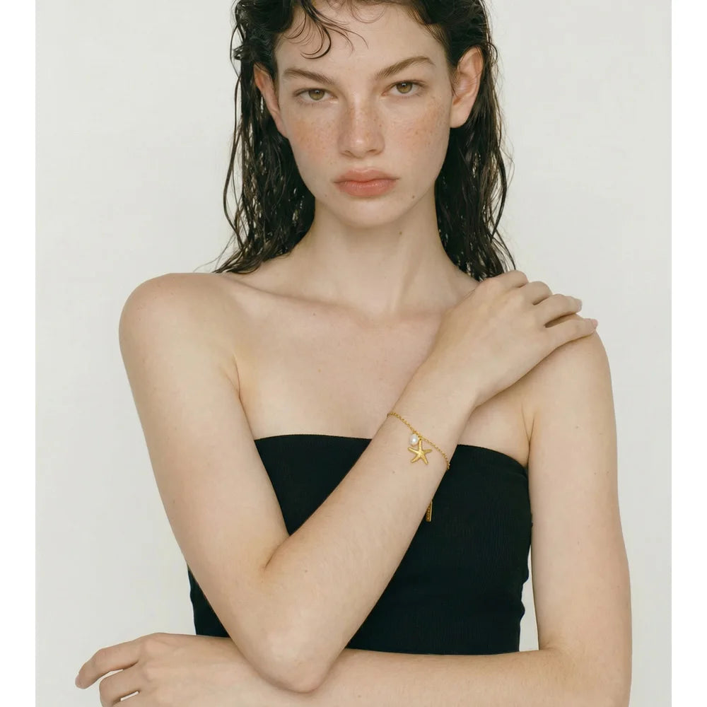 Freshwater pearl star geometric bracelet in gold-plated stainless steel with freshwater pearl.