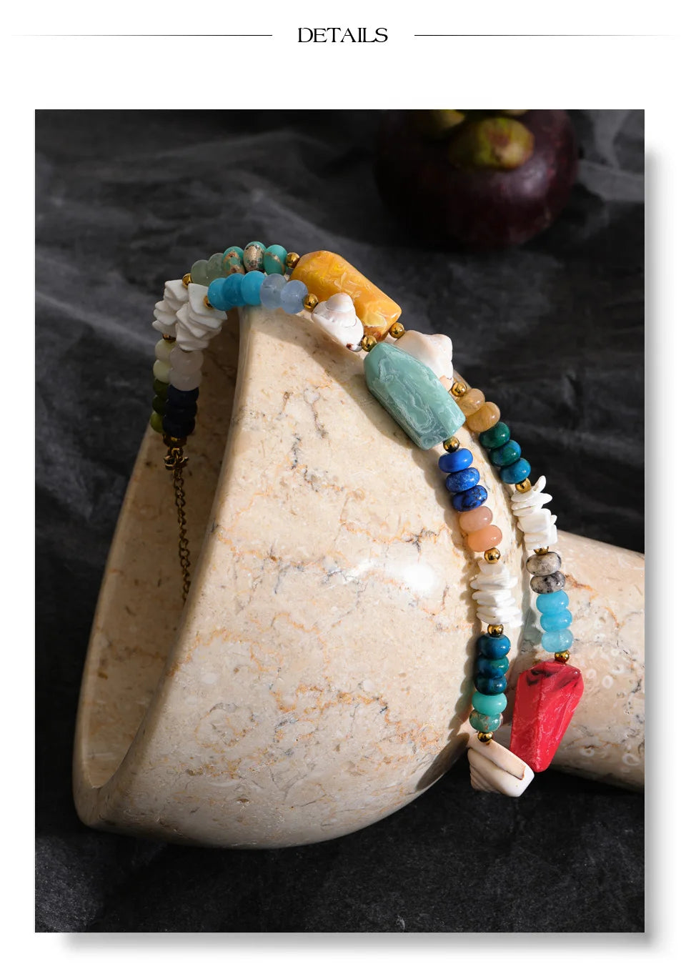 Shell resin natural stone necklace in gold-plated stainless steel with natural stone and shell.