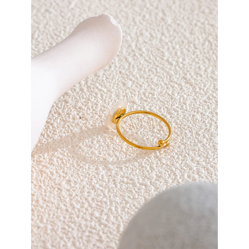 Shell flower geometric ring in 18K gold-plated stainless steel with shell.