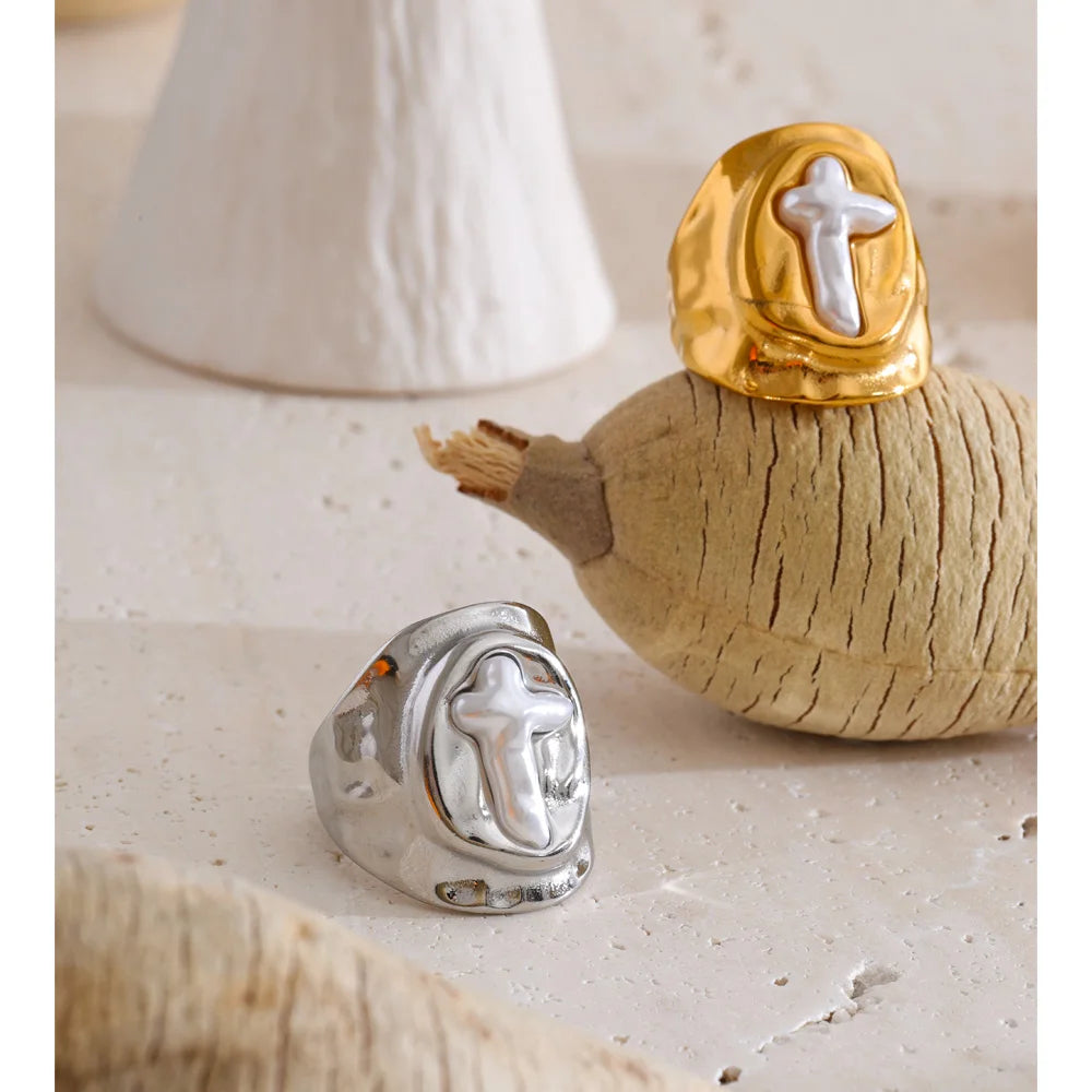 Pearl cross geometric ring in 18K gold-plated stainless steel with pearl.