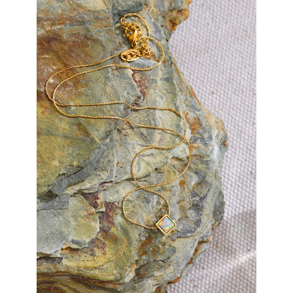 Natural stone geometric necklace in gold-plated stainless steel with natural stone.