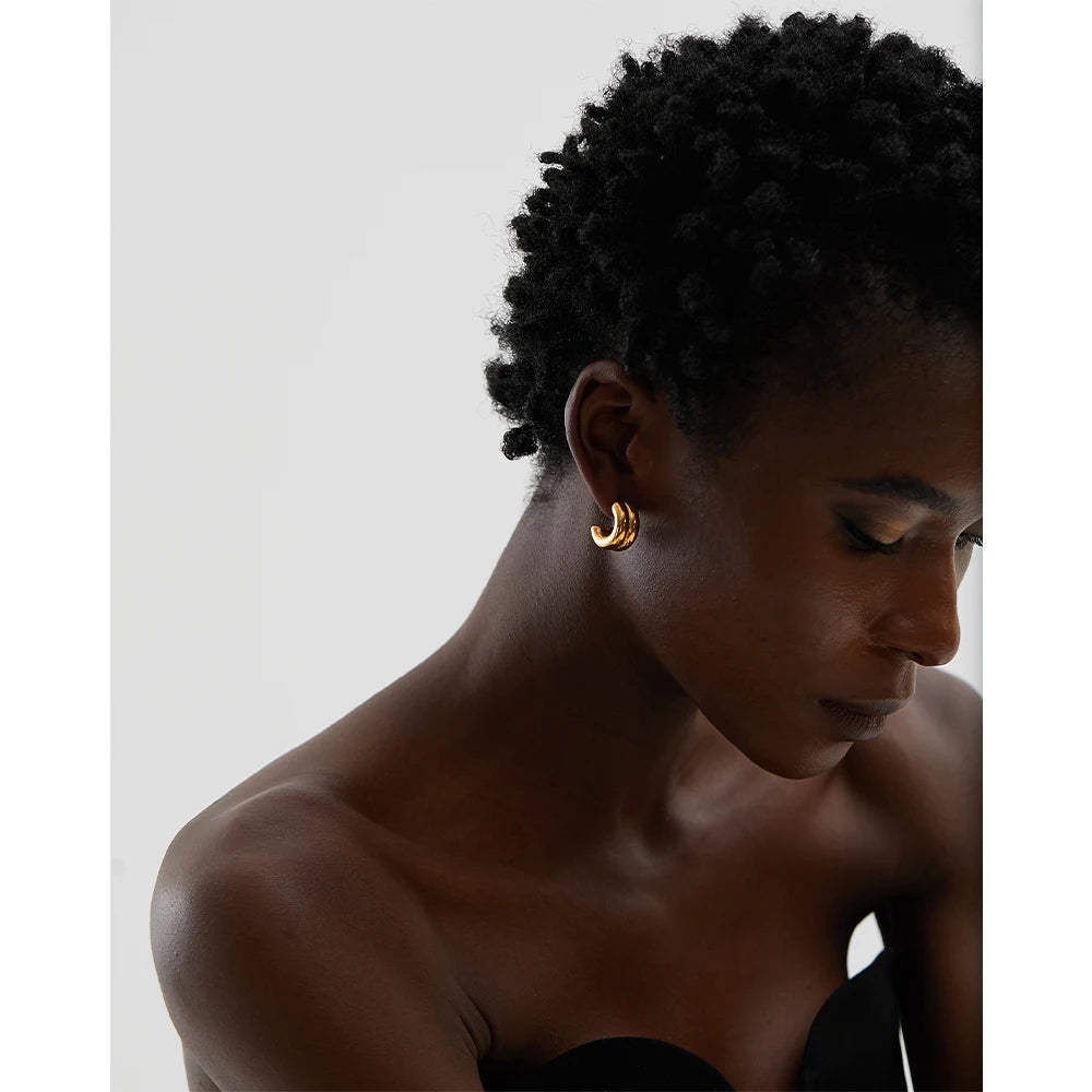Minimalist geometric earrings in gold-plated stainless steel.