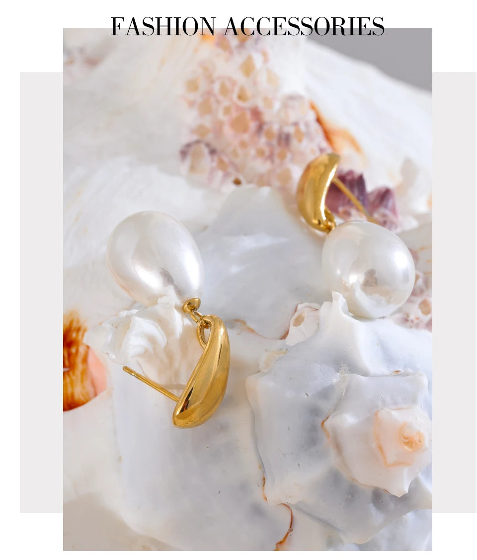 Pearl geometric earrings in gold-plated stainless steel with pearl.