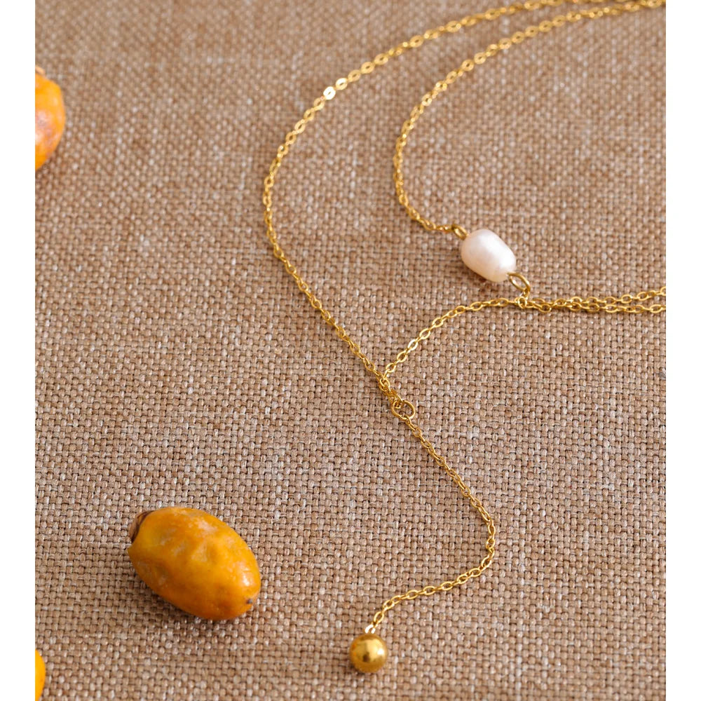 Freshwater pearl geometric chain necklace in gold-plated stainless steel with freshwater pearl.