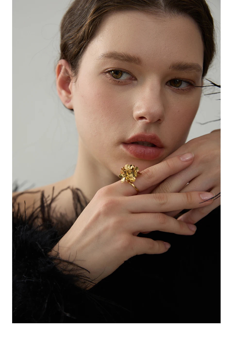 Flower ring in 18K gold-plated stainless steel.