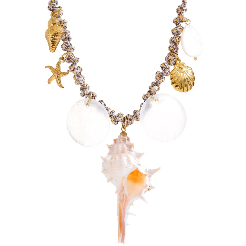 Shell star geometric necklace in gold-plated stainless steel with shell.