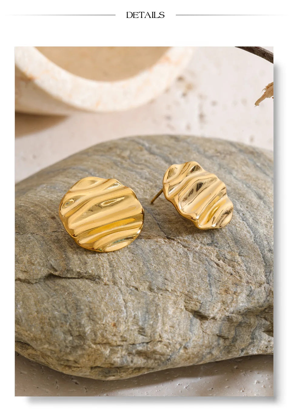 Geometric earrings in gold-plated stainless steel.