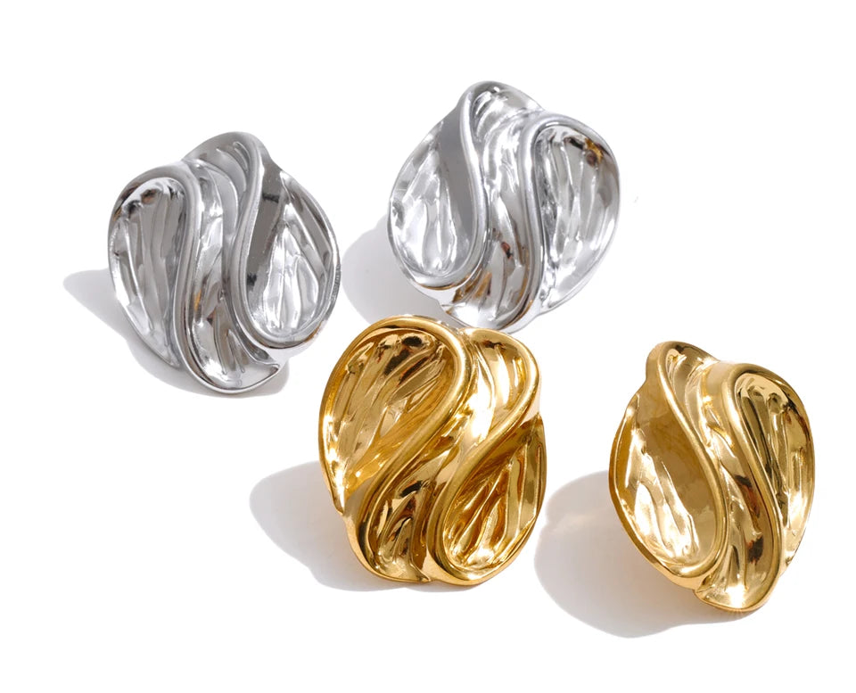 Geometric earrings in 18K gold-plated stainless steel.