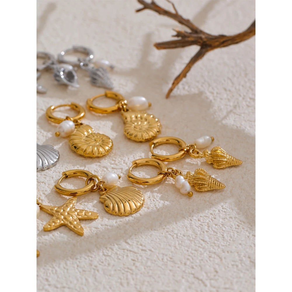 Freshwater pearl shell star earrings in gold-plated stainless steel with freshwater pearl and shell.