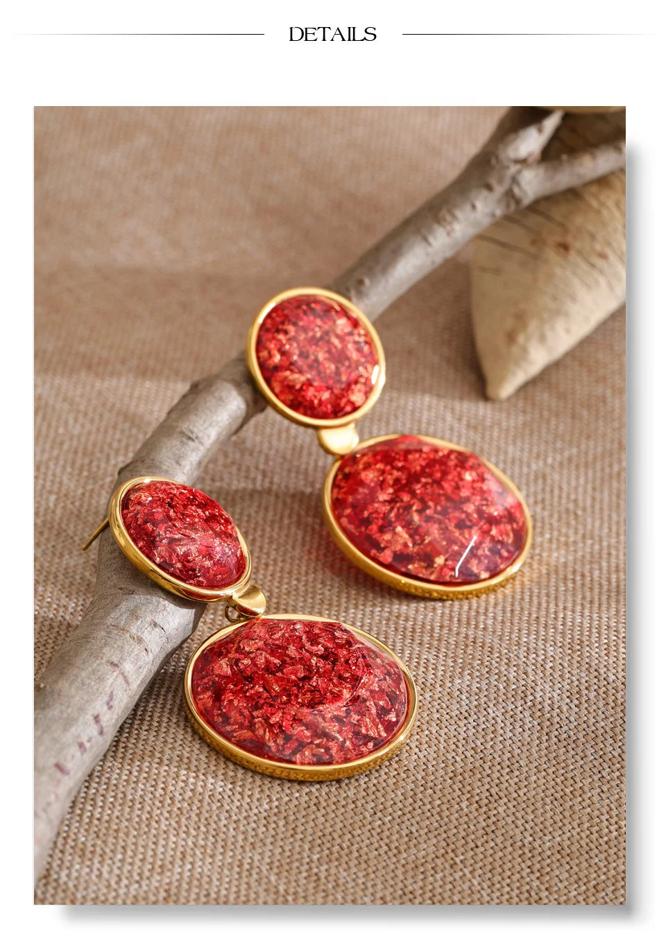 Resin geometric earrings in gold-plated stainless steel with resin.