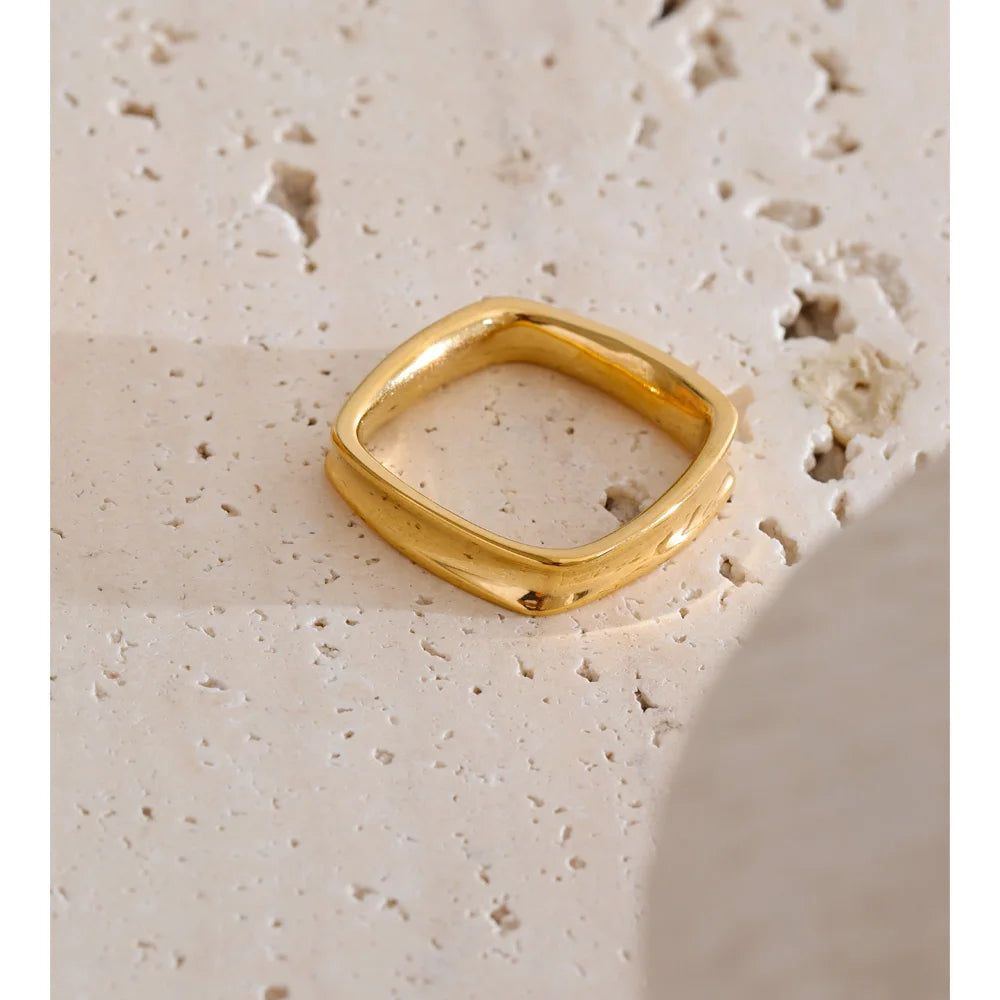 Minimalist geometric ring in 18K gold-plated stainless steel.