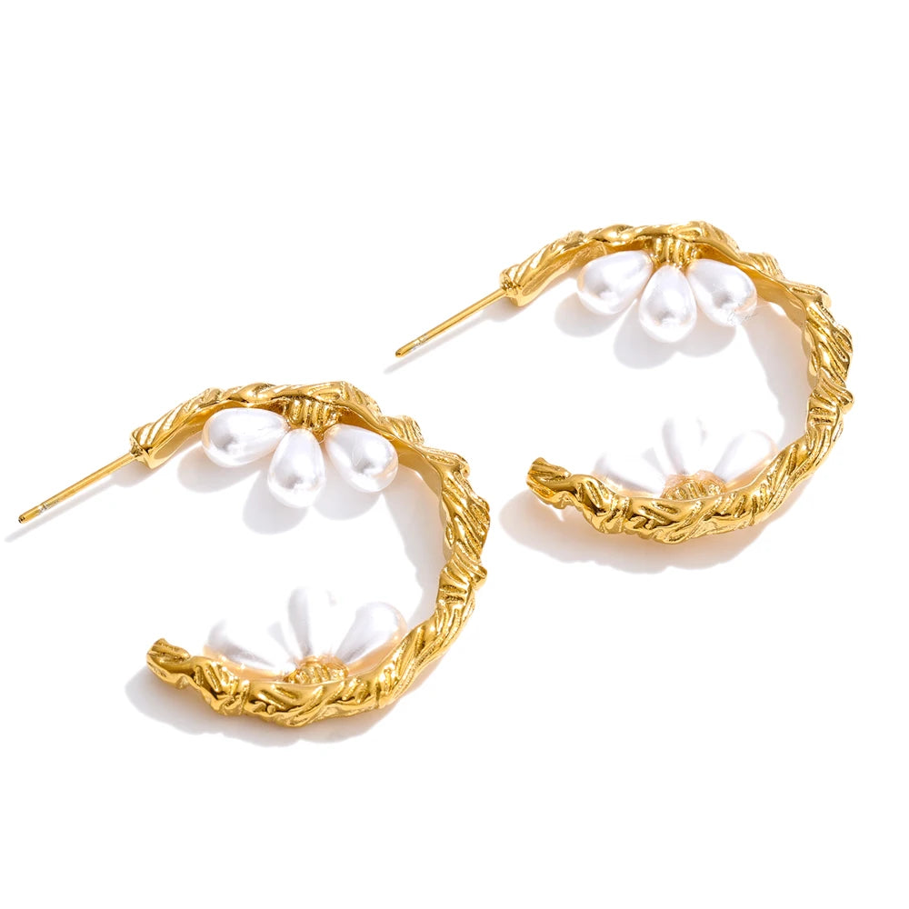 Pearl geometric earrings in gold-plated stainless steel with pearl.