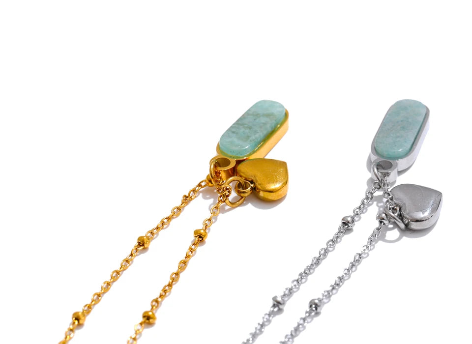 Natural stone heart geometric necklace in gold-plated stainless steel with natural stone.