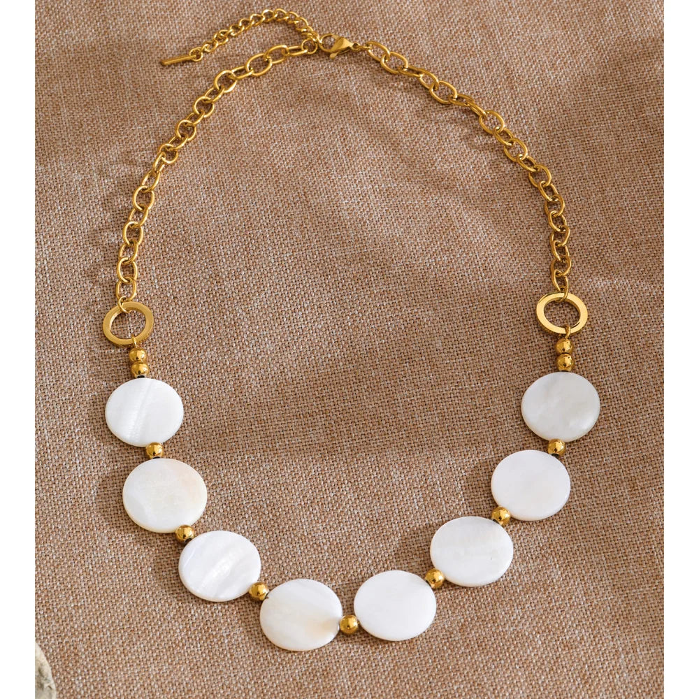 Shell geometric chain necklace in gold-plated stainless steel with shell.
