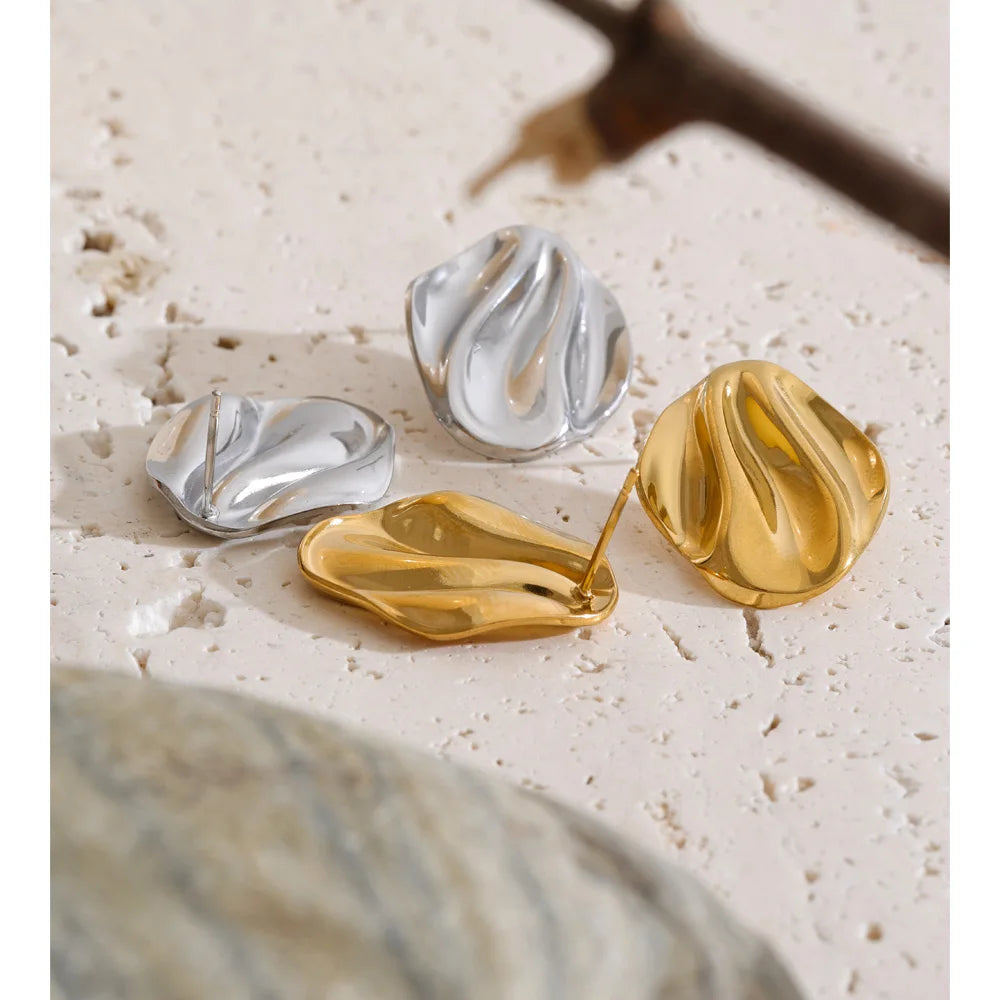 Geometric earrings in gold-plated stainless steel.
