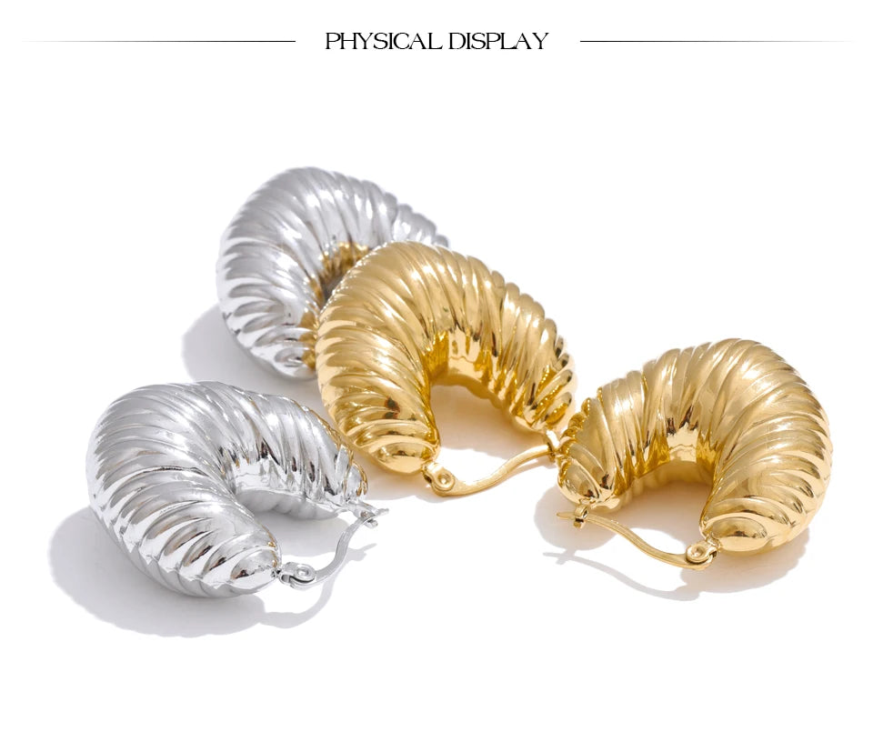 Geometric earrings in gold-plated stainless steel.