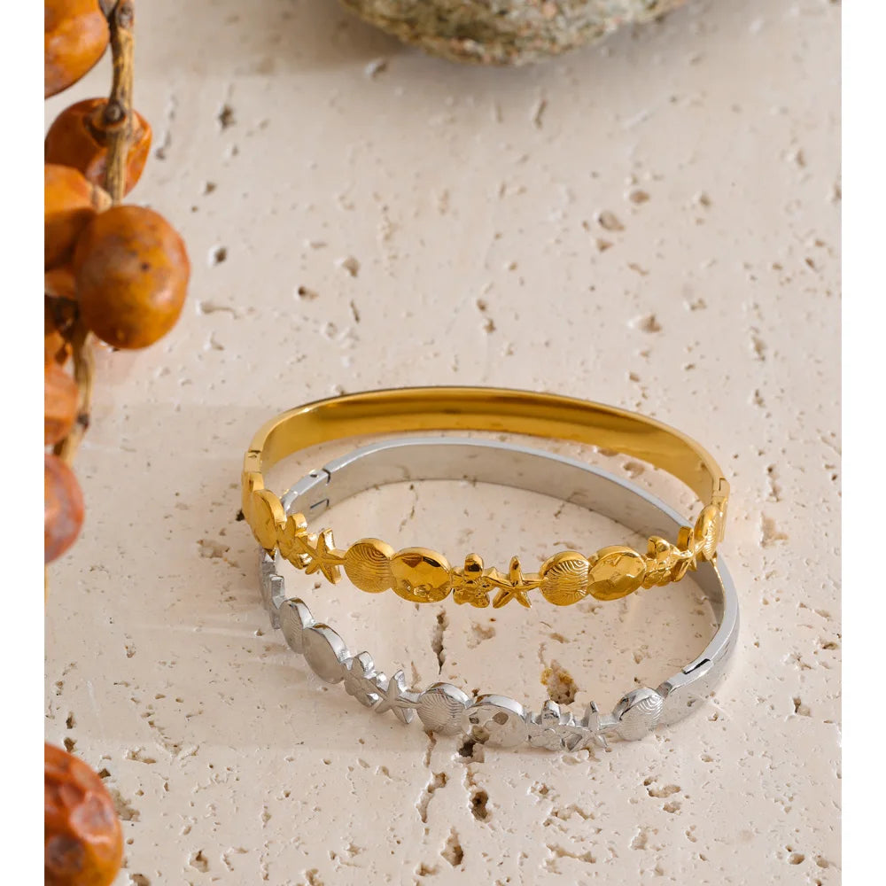 Flower star geometric bracelet in gold-plated stainless steel.