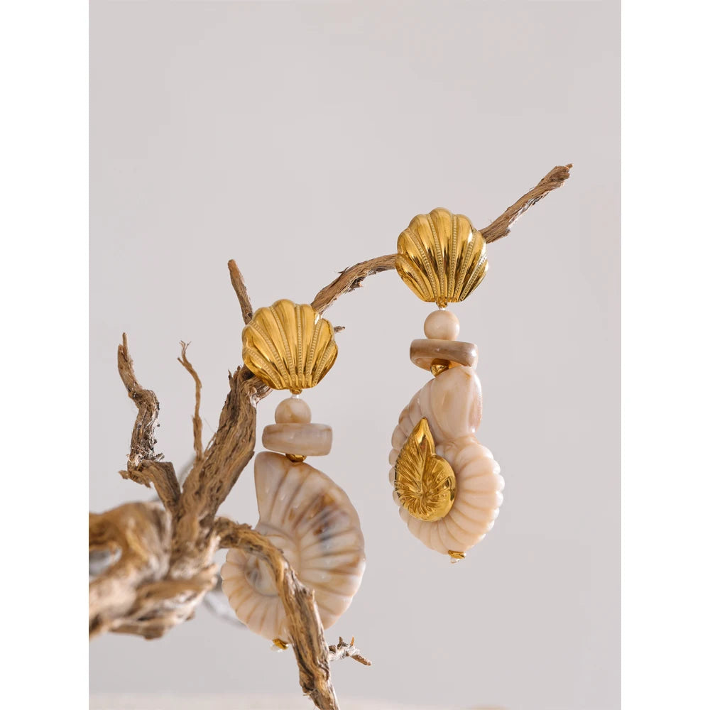 Shell resin geometric earrings in gold-plated stainless steel with shell and resin.