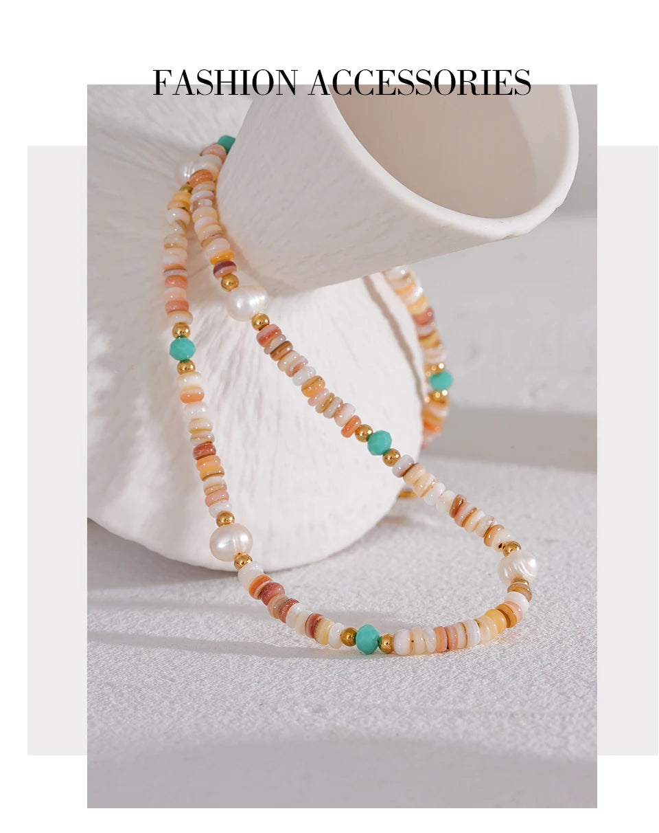 Freshwater pearl natural stone beaded necklace in gold-plated stainless steel with freshwater pearl and natural stone.