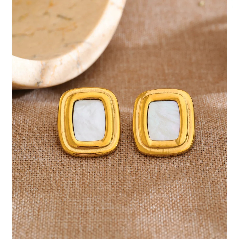Shell geometric earrings in gold-plated stainless steel with shell.
