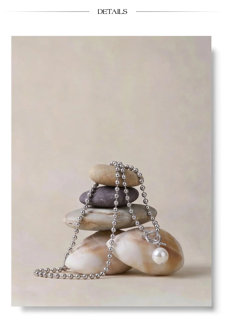 Pearl beaded geometric necklace in gold-plated stainless steel with pearl.