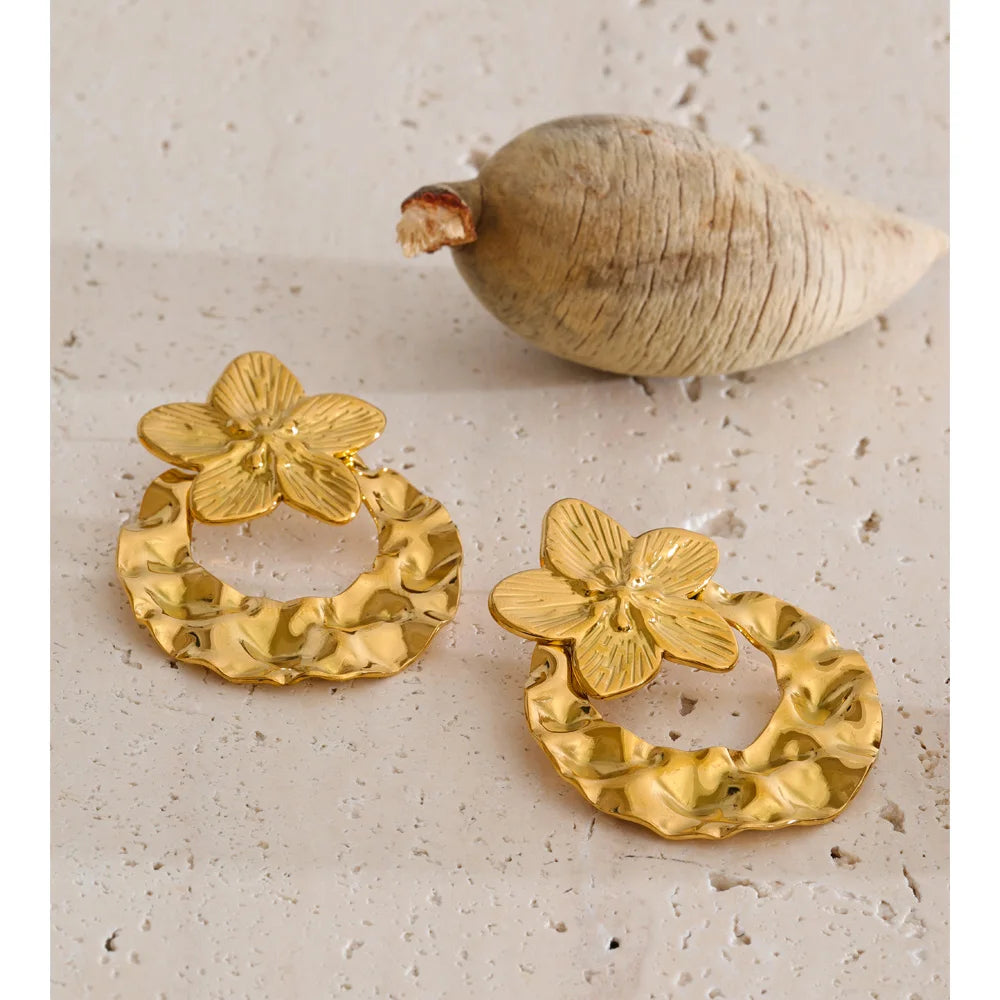 Flower Hammered Earrings — Gold-Plated Stainless Steel · PS1232