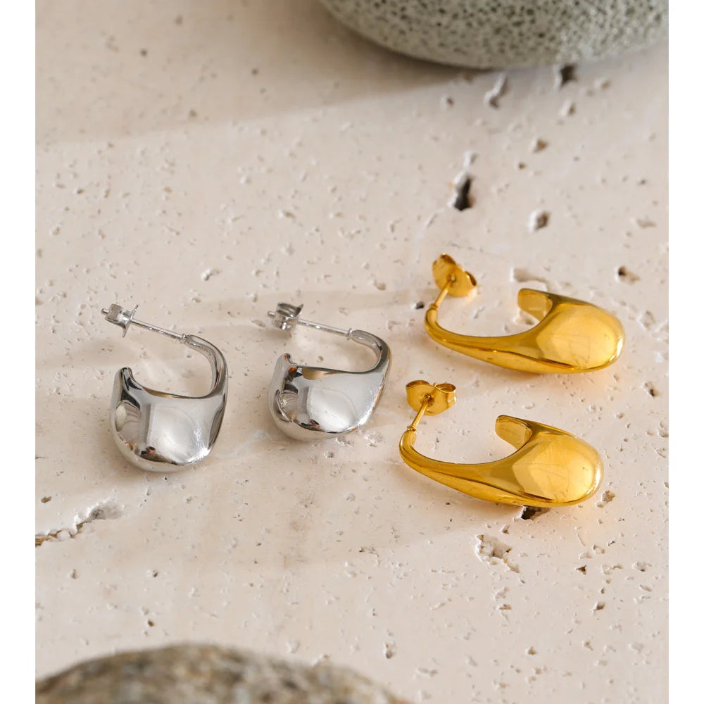 Geometric earrings in gold-plated stainless steel.