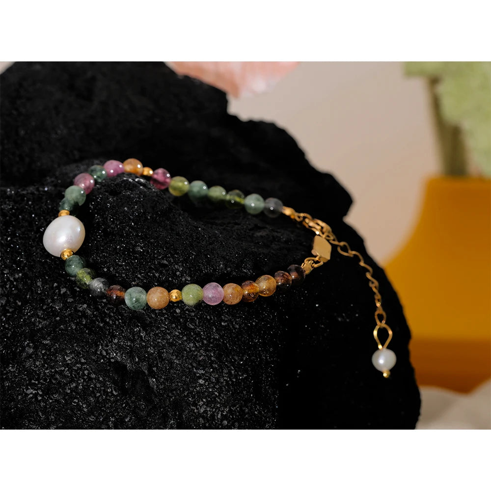 Pearl natural stone beaded bracelet in gold-plated stainless steel with pearl and natural stone.