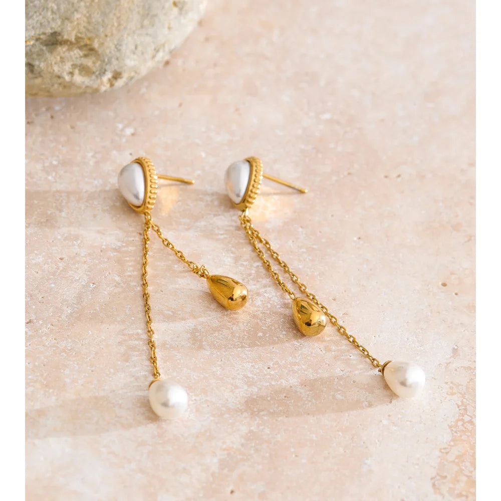 Pearl geometric chain earrings in gold-plated stainless steel with pearl.