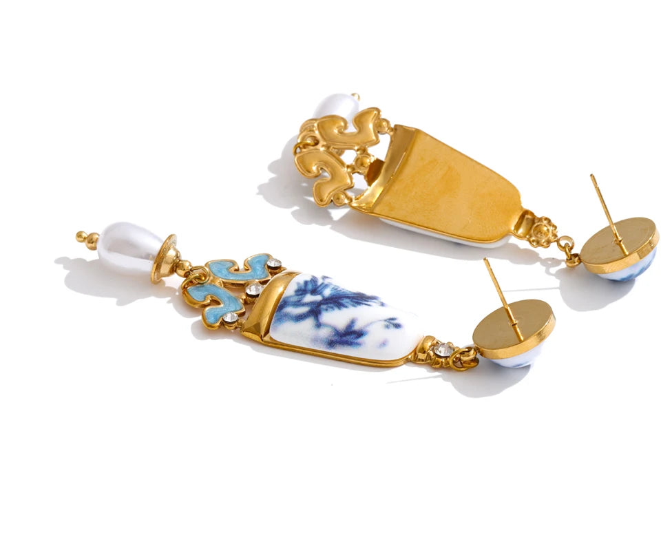 Pearl resin flower earrings in gold-plated stainless steel with pearl and resin.