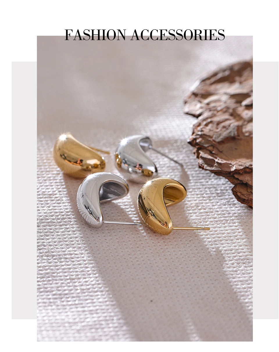 Geometric earrings in gold-plated stainless steel.
