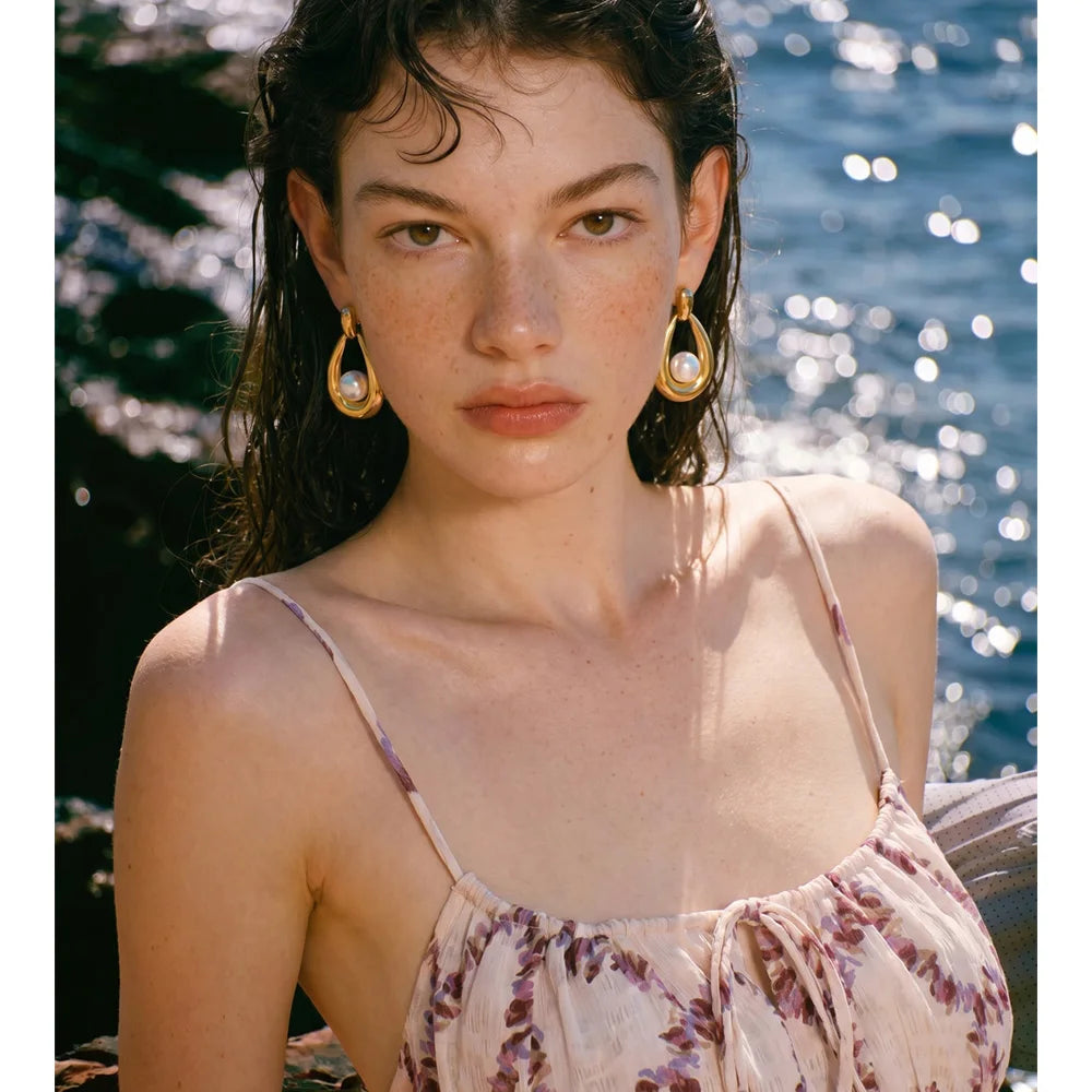 Pearl geometric earrings in gold-plated stainless steel with pearl.