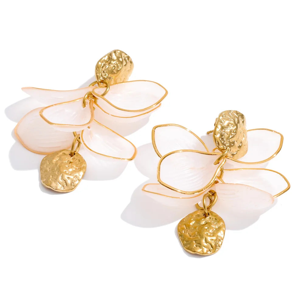 Resin acrylic flower earrings in gold-plated stainless steel with resin and acrylic.