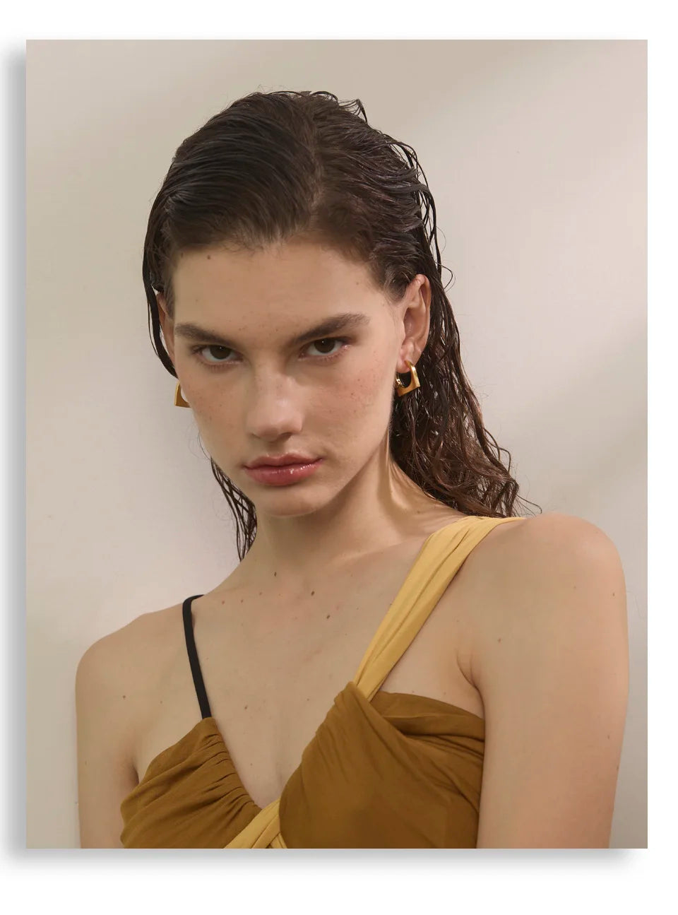 Geometric earrings in gold-plated stainless steel.