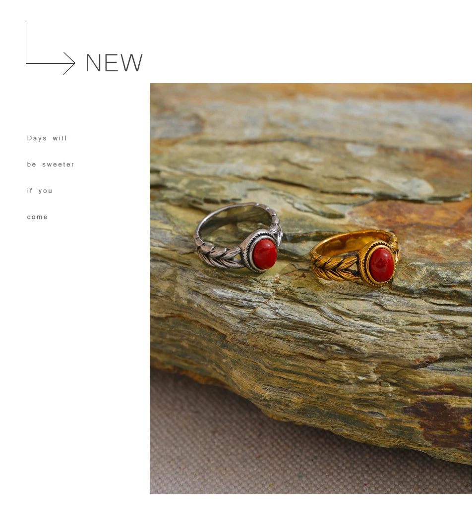 Black natural stone vintage ring in 18K gold-plated stainless steel with natural stone.