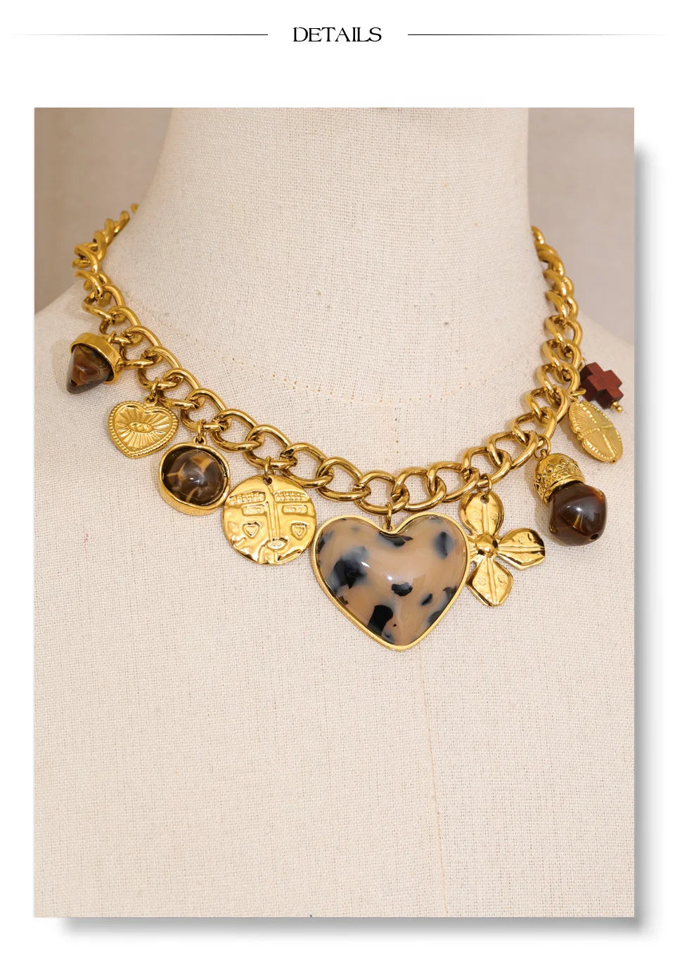 Resin heart flower necklace in gold-plated stainless steel with resin.