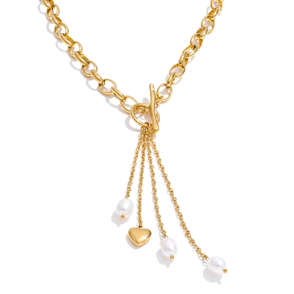 Freshwater pearl heart chain necklace in gold-plated stainless steel with freshwater pearl.