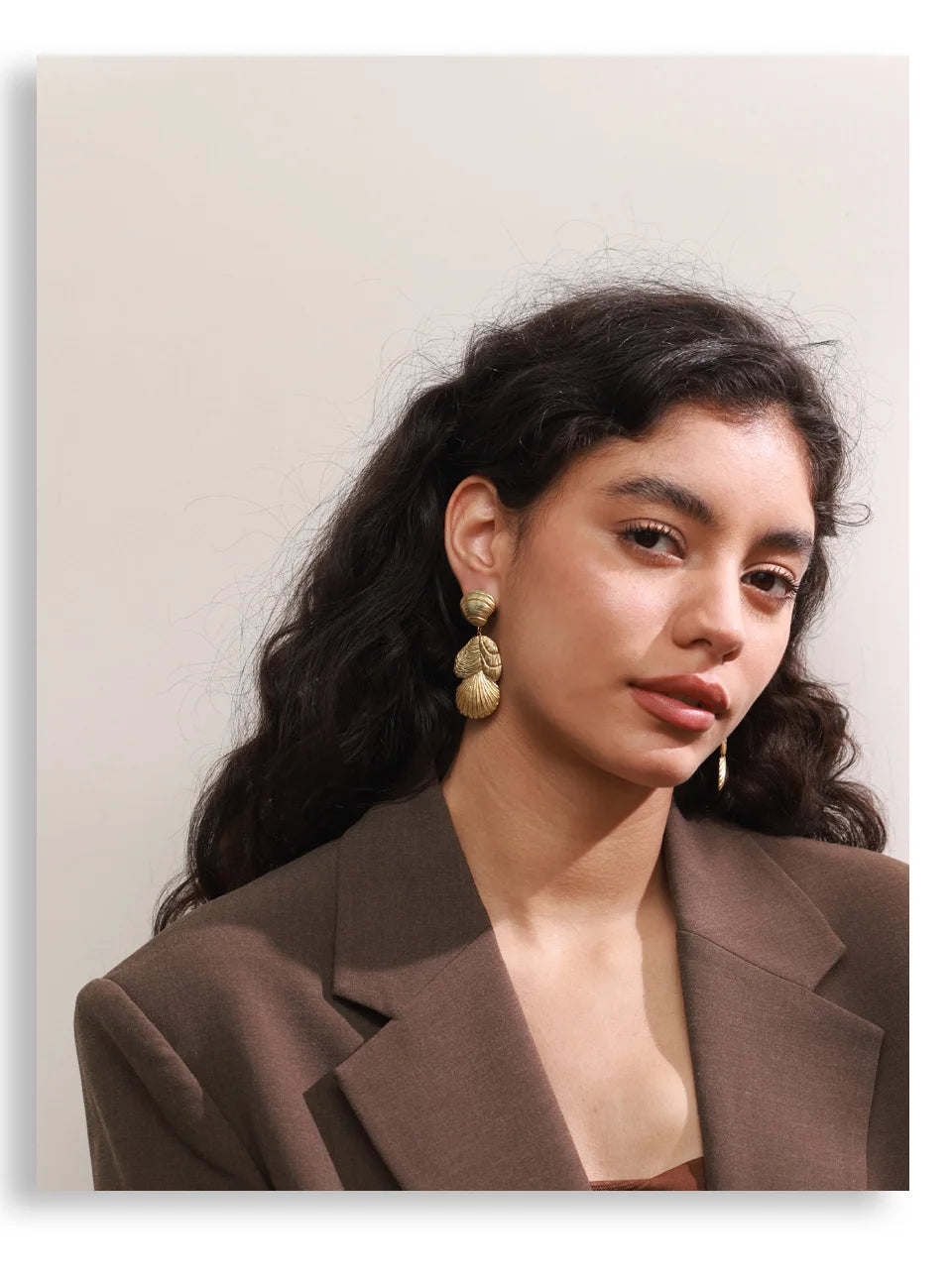 Shell geometric earrings in gold-plated stainless steel with shell.