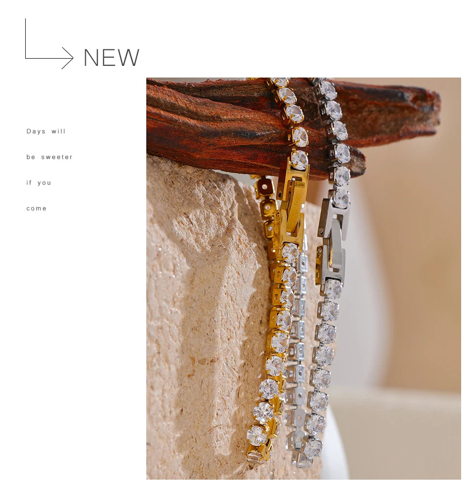 Cubic zirconia geometric chain necklace in gold-plated stainless steel with cubic zirconia.