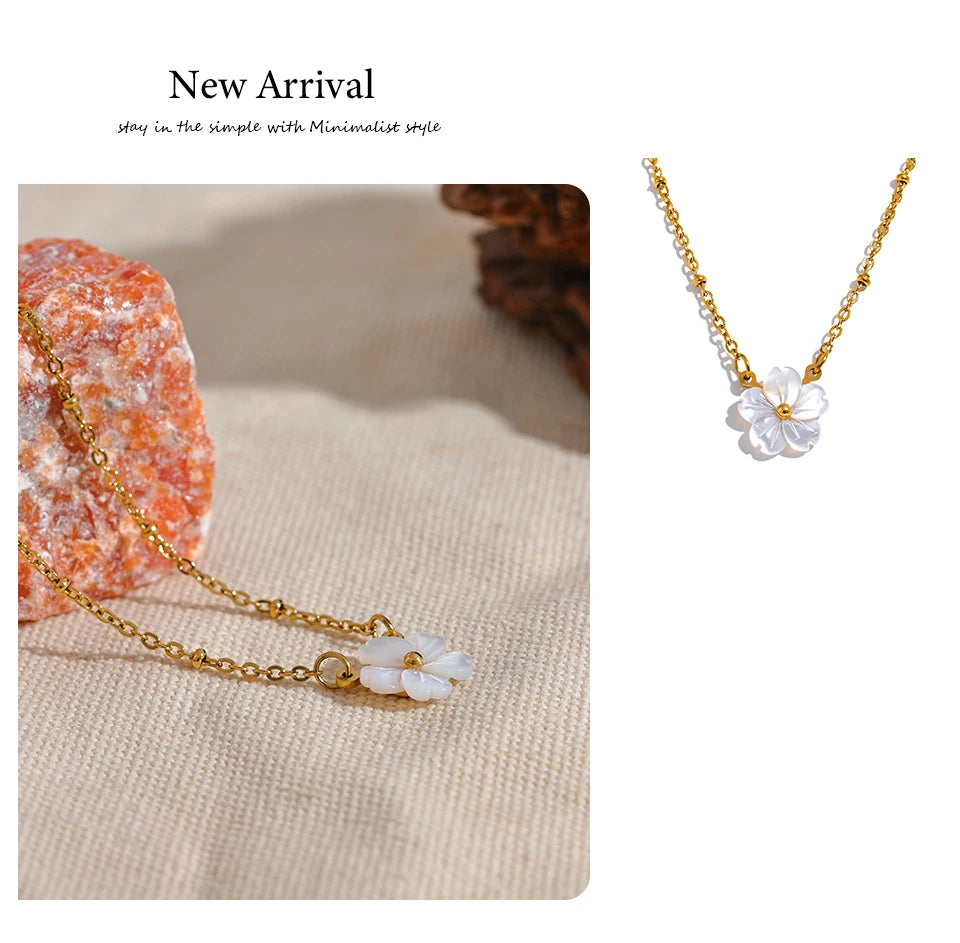 Shell flower chain necklace in gold-plated stainless steel with shell.