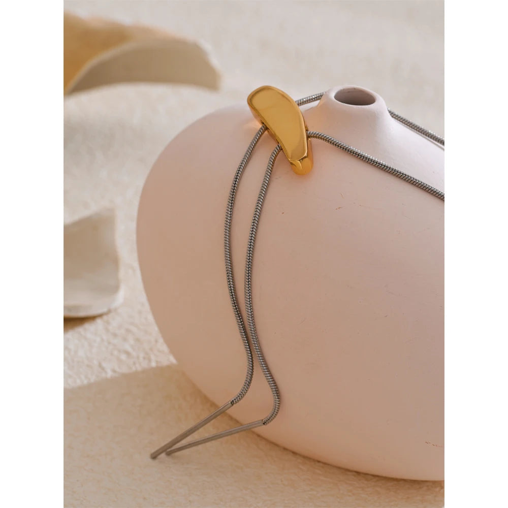 Geometric chain necklace in gold-plated 316L stainless steel.