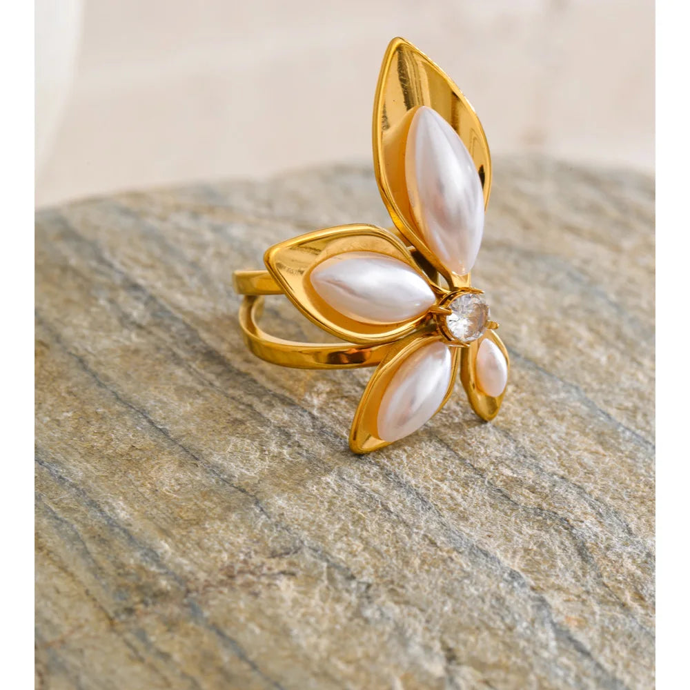 Pearl flower ring in 18K gold-plated stainless steel with pearl.