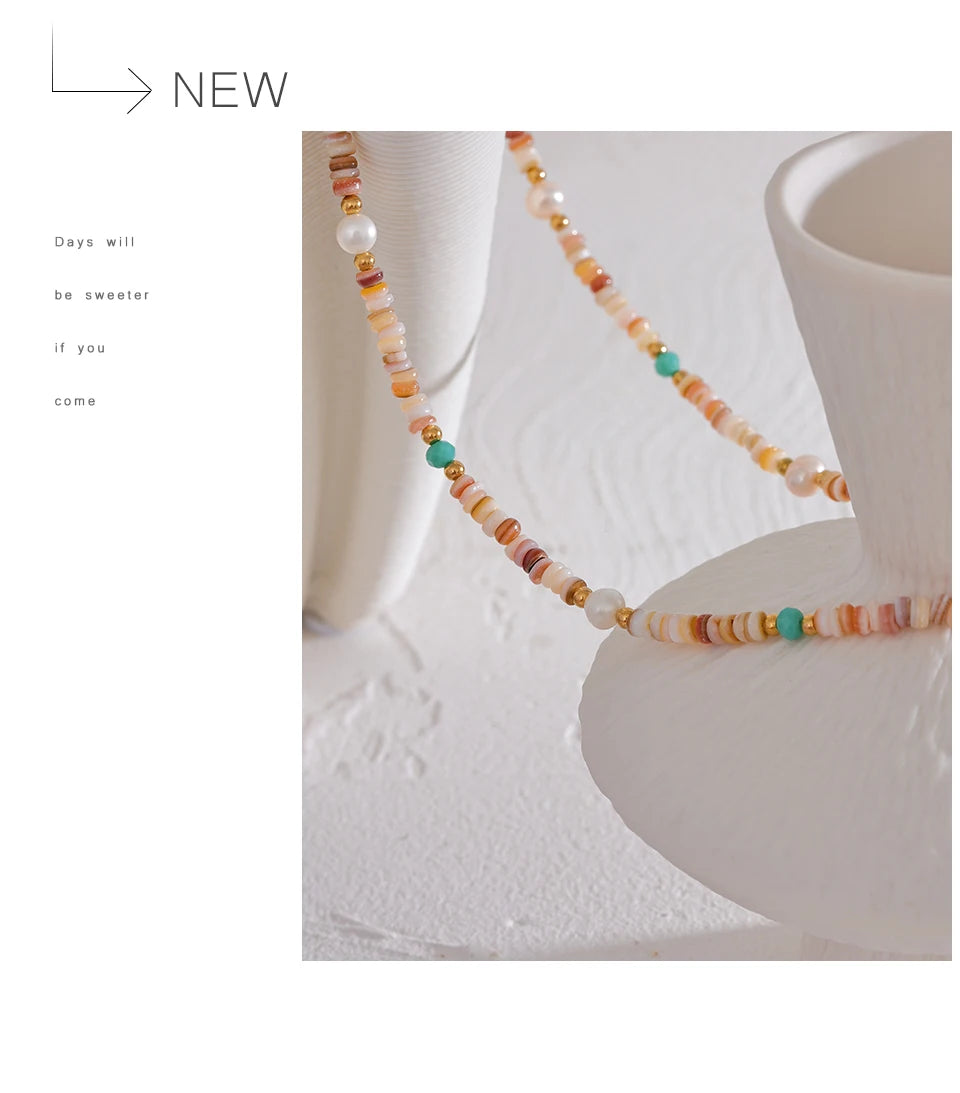 Freshwater pearl natural stone beaded necklace in gold-plated stainless steel with freshwater pearl and natural stone.