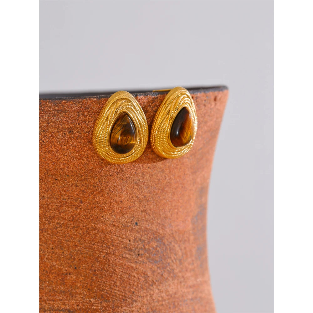 Natural stone geometric earrings in gold-plated stainless steel with natural stone.