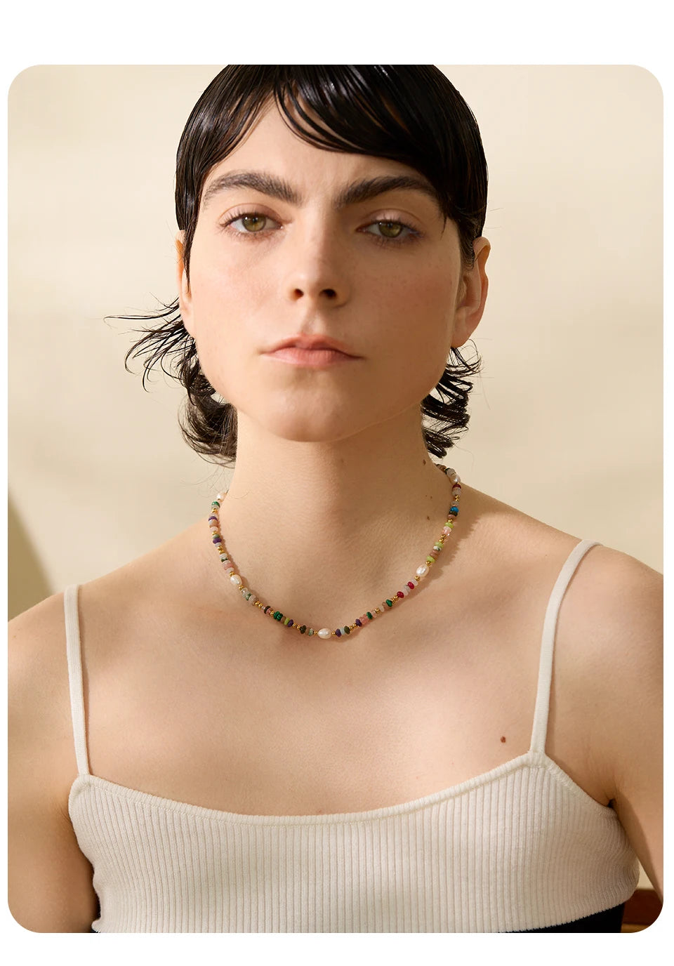 Freshwater pearl natural stone multi-color necklace in gold-plated stainless steel with freshwater pearl and natural stone.